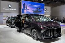 Mondial de l'Auto 2026 - Bien décidé à se lancer sur le marché automobile français, le constructeur chinois Forthing revient au Paris Motor Show présenter 4 véhicules électrifiés