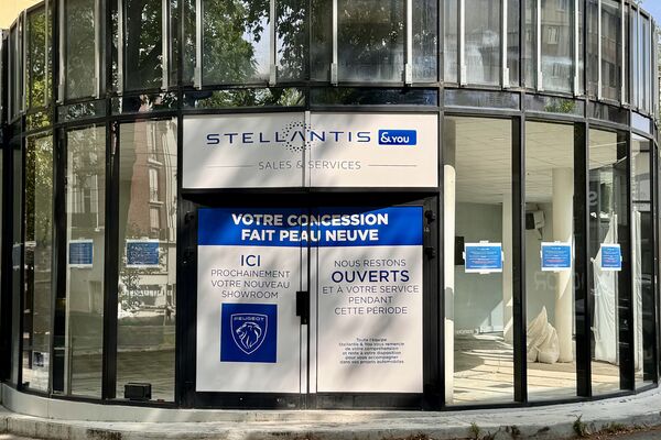 Distribution automobile - Stellantis & You installe la marque Peugeot à la place d’Opel dans son showroom de la Porte de Versailles à Paris 