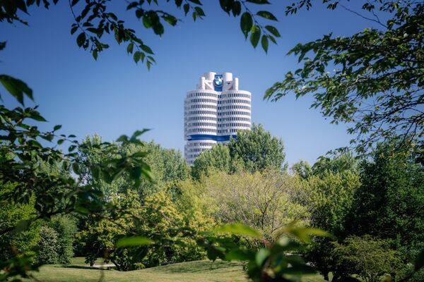 Industrie automobile - Après Volkswagen et Porsche, BMW supprime 8 000 emplois, alors que Mercedes annonce un plan de réduction de coûts